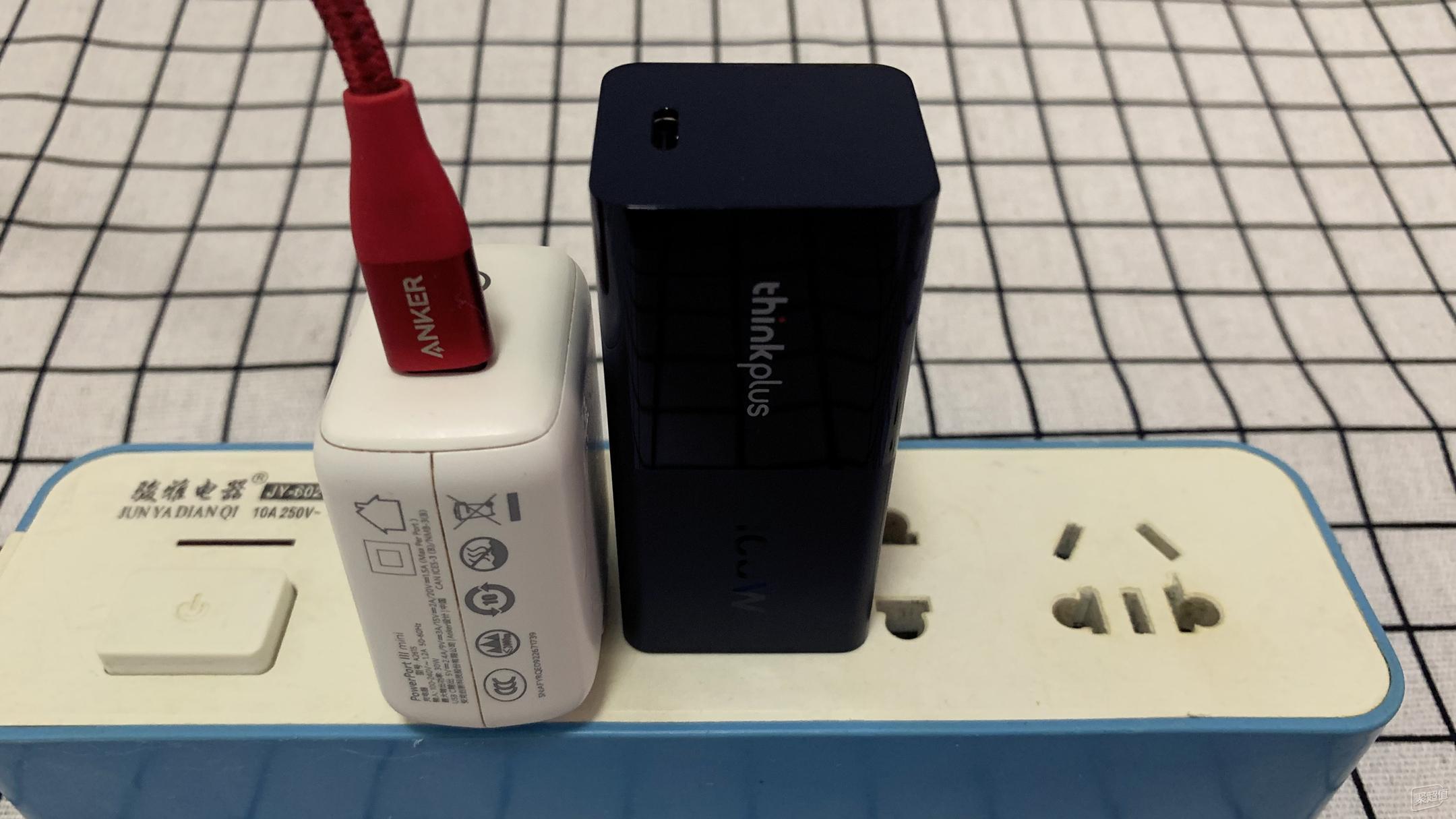小巧便携、满分精致--联想thinkplus口红电源
